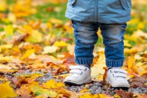 Qué calzado comprar para un niño que empieza a andar